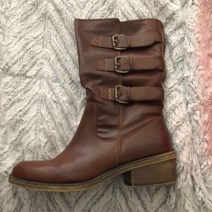 American rag boots size 11.